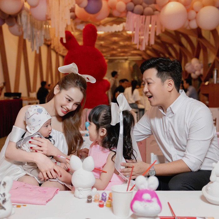 Trường Giang có cuộc sống hôn nhân hạnh phúc bên Nhã Phương sau 6 năm kết hôn. Dù bận rộn, nam diễn viên vẫn luôn cố gắng sắp xếp thời gian dành cho gia đình cũng như phụ vợ chăm sóc các con.