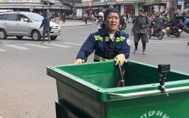 Nam diễn viên đình đám bị bắt gặp lang thang trên phố quét rác, danh tính chẳng ai xa lạ Ảnh 2