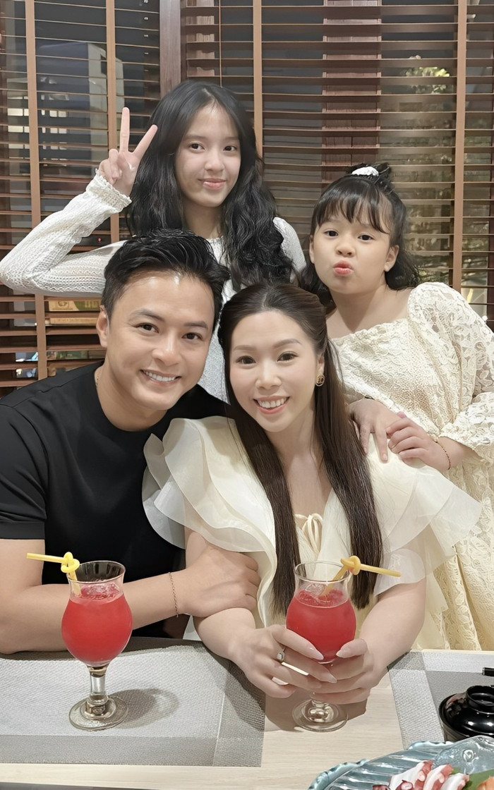 Hình ảnh gia đình 4 người hạnh phúc của nam diễn viên Hồng Đăng ở thời điểm hiện tại. 