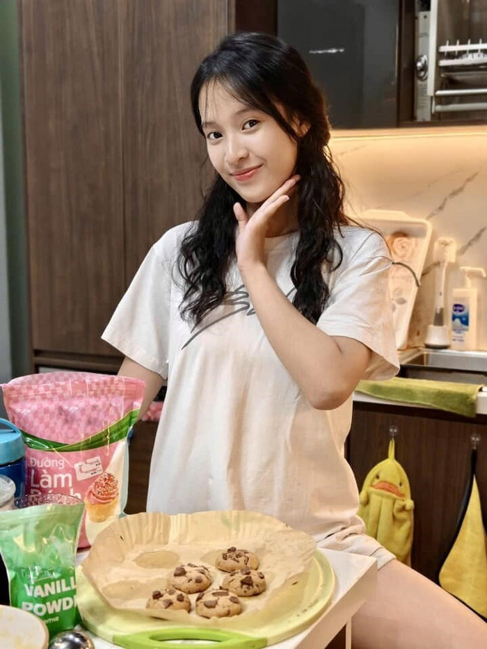 Nam diễn viên Hồng Đăng bất ngờ khoe hình ảnh ái nữ 13 tuổi khéo tay làm bữa trưa cho bố. 