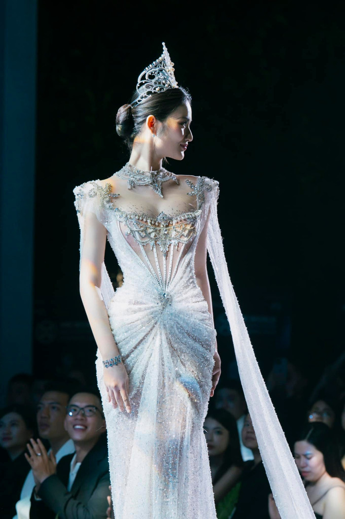 Các thiết kế xuyên thấu mà Hoa hậu Ý Nhi lựa chọn đều được đánh giá cao về mặt thẩm mỹ. Chúng mang đến sự kết hợp giữa nét gợi cảm nhưng vẫn sang trọng, với chất liệu nhẹ nhàng và những chi tiết đính kết tinh xảo. Những đường cut-out ở eo hay phần vai để lộ làn da mịn màng của Ý Nhi tạo điểm nhấn vừa đủ, không hề phô trương nhưng vẫn cuốn hút mọi ánh nhìn.