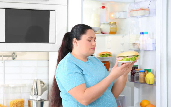 Nhiều người không rõ Carb tinh chế là gì nên vô tình ăn quá mức cho phép. Từ đó khiến cơ thể dễ bị thừa cân và béo phì. Carb tinh chế là một trong những thực phẩm gây béo phì cho người dùng nhiều nhất. Một mặt là vì nhóm các thực phẩm này không chứa chất xơ, mặt khác lại chứa nhiều đường và tinh bột nên làm cho chỉ số đường huyết tăng cao. Bạn cũng sẽ có cảm giác no trong thời gian vì Carb tinh chế chỉ có một lượng nhỏ protein, không thể giúp bạn no lâu. Mà lượng đường trong cơ thể sẽ giảm sau khi bạn có một bữa ăn nhiều tinh bột. Chính vì vậy sẽ khiến bạn mau đói và càng khiến bạn ăn nhiều hơn.