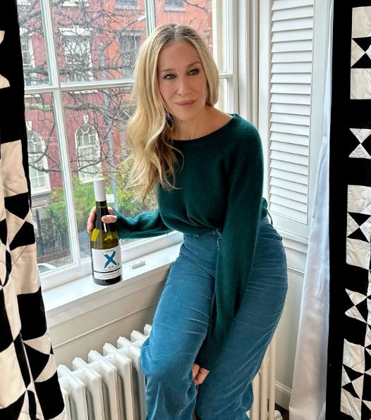 Ngoài đời, Sarah cũng là một biểu tượng phong cách khi những dự án thời trang và phong cách của cô thu hút được sự chú ý rộng rãi của giới truyền thông. Ở tuổi 59, Sarah vẫn có thân hình mảnh mai quyến rũ đáng ghen tị. Cô thường diện những bộ cánh ấn tượng, táo bạo và chia sẻ ảnh chụp trên mạng xã hội. Người dùng Instagram để lại rất nhiều bình luận khen ngợi sự trẻ trung và phong cách thời thượng của nữ diễn viên U60.