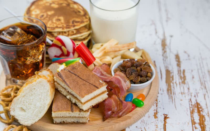 Vì đã được loại bỏ chất dinh dưỡng và chất xơ nên Carb tinh chế được xem là nguồn calo rỗng. Khi ăn, chúng sẽ được tiêu hóa nhanh hơn nhưng bù lại sẽ khiến cho chỉ số đường huyết của bạn tăng cao. Điều này còn khiến bạn tăng lượng đường trong máu và lượng insulin sau mỗi khi dùng. Dẫu vậy, đường và ngũ cốc tinh chế lại là những thực phẩm chiếm phần lớn trong tổng số lượng Carbohydrate được tiêu thụ ở nhiều nước trên thế giới. Chúng rất được ưa chuộng để làm ra các thực phẩm như bánh mì trắng, nước ngọt, bánh ngọt, mì ống, đồ ăn vặt, kẹo, ngũ cốc ăn sáng,... Ngoài ra, Carbs tinh chế còn xuất hiện trong các loại thực phẩm đã được chế biến sẵn.