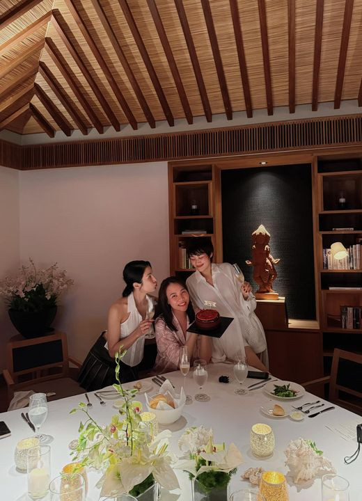 Đàm Thu Trang đón sinh nhật bên hai người bạn thân. 