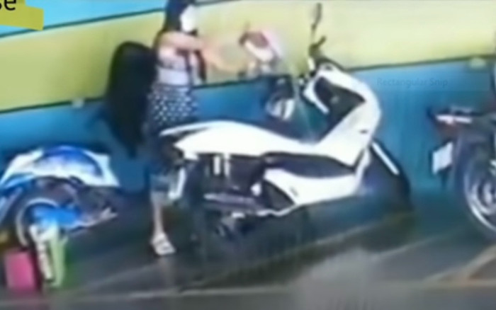 Bị từ chối quay lại, cô gái châm lửa đốt xe trả thù người yêu cũ và cái kết bất ngờ Ảnh 2