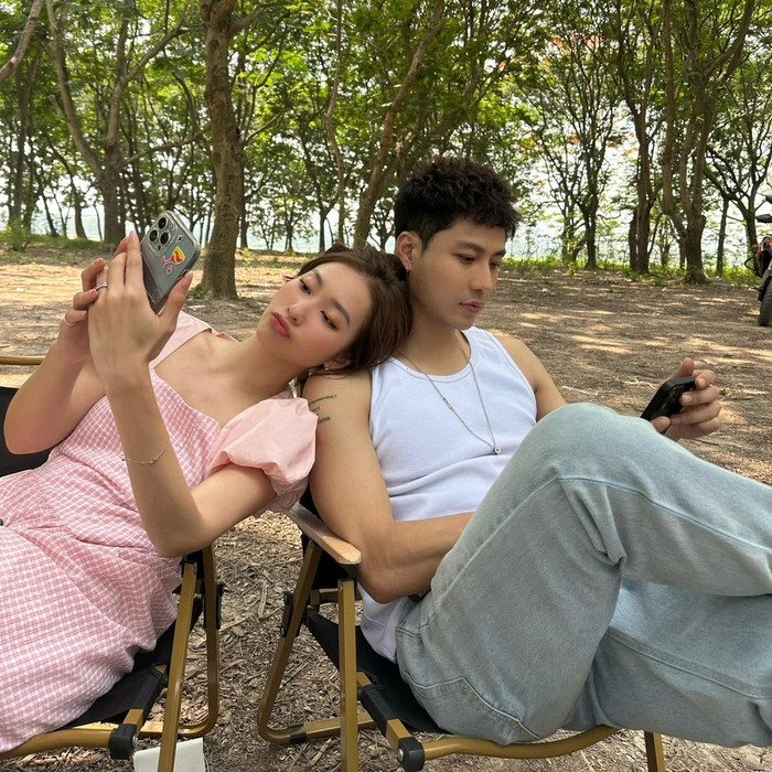 Thanh Sơn - Khả Ngân 'tình bể bình' trong loạt ảnh hậu trường. (Ảnh FBNV)