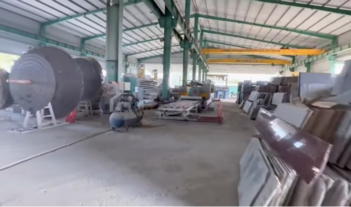 Một góc trong nhà máy của bạn trai Phi Thanh Vân. (Ảnh cắt từ Youtube Phi Thanh Vân)