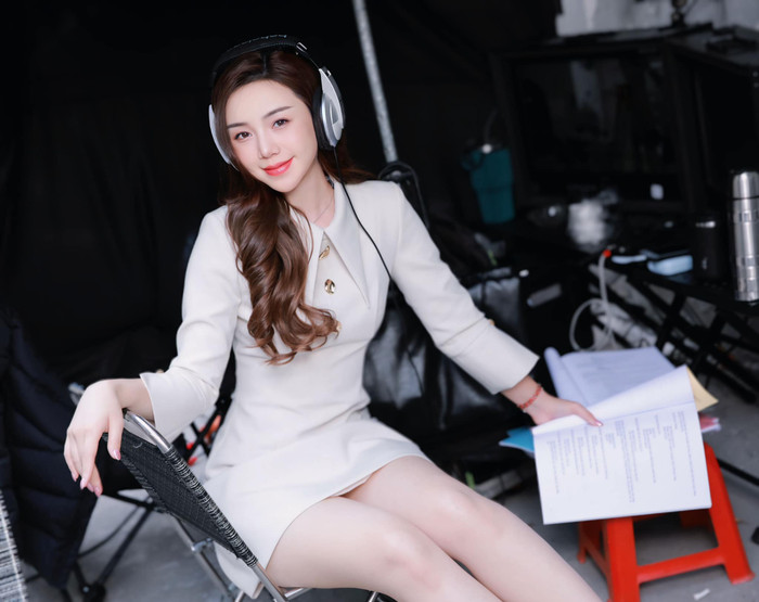 Quỳnh Kool diện váy ngắn, khéo khoe đối chân thon và làn da trắng phát sáng. Ảnh: FBNV