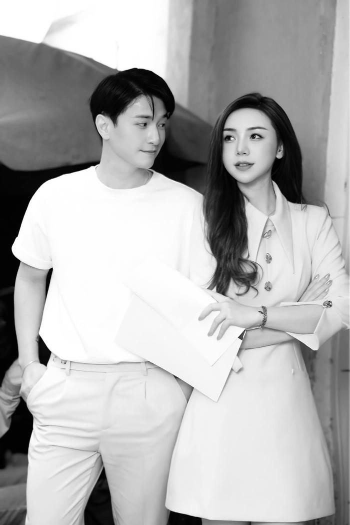 Quỳnh Kool và Huỳnh Anh thoải mái chụp ảnh chung ở hậu trường. Ảnh: FBNV