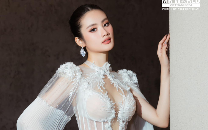 Hoa hậu Ý Nhi không hề lép vế khi đứng cạnh Thanh Thủy Ảnh 2