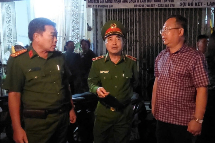 Thiếu tướng Nguyễn Đình Hoàn (ở giữa), Phó Cục trưởng Cục Cảnh sát phòng cháy chữa cháy và cứu nạn cứu hộ (PCCC&CNCH) có mặt tại hiện trường vụ cháy. Ảnh: Dân Trí