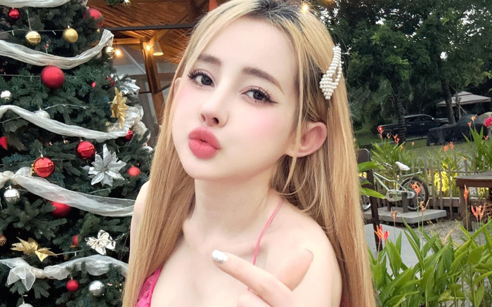 Ngân 98 diện áo hai dây lấp ló gò bồng đảo, visual gây chú ý sau biến chứng ở mũi Ảnh 2