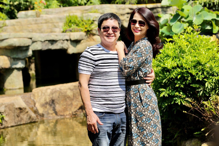 NSƯT Chí Trung và bạn gái yêu đương không ràng buộc. Ảnh: FBNV