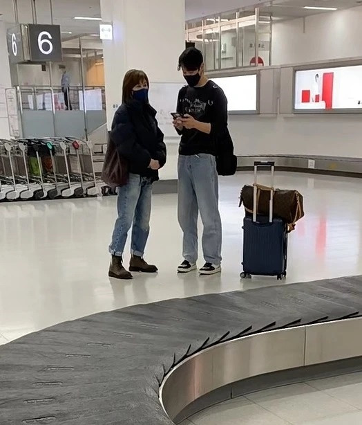 Quan Chi Lâm bị bắt gặp đi du lịch Nhật Bản cùng một chàng trai có vẻ ngoài cao lớn. (Ảnh China Times)