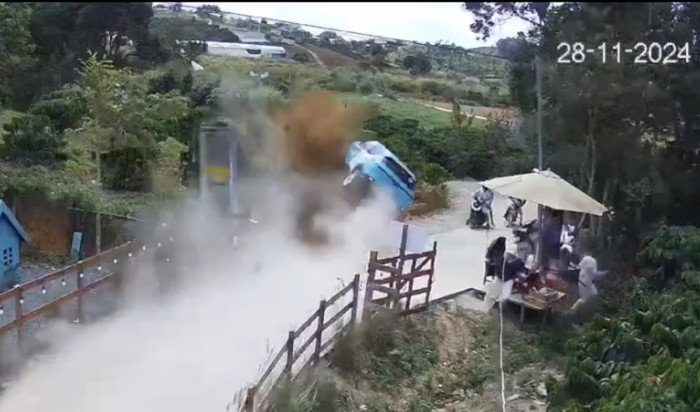 Xe phóng nhanh và đâm vào ven đường.