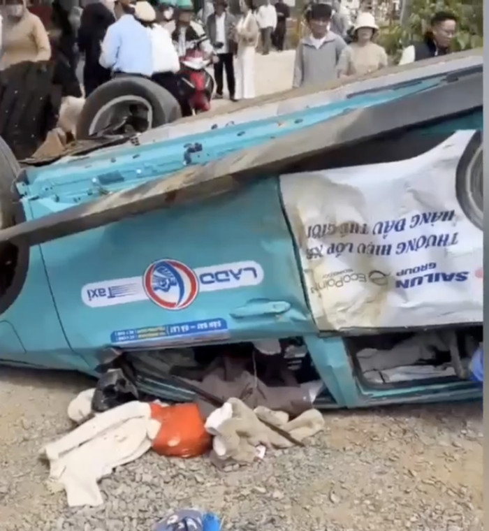 Hiện trường xe taxi điện bị lật sau khi lộn nhào.