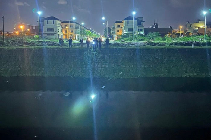 Đi theo bản đồ số, một người đi xe máy rơi xuống kênh thoát nước.