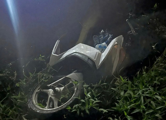 Hiện trường vụ tai nạn khiến chiếc xe máy và thanh niên rơi xuống kênh.