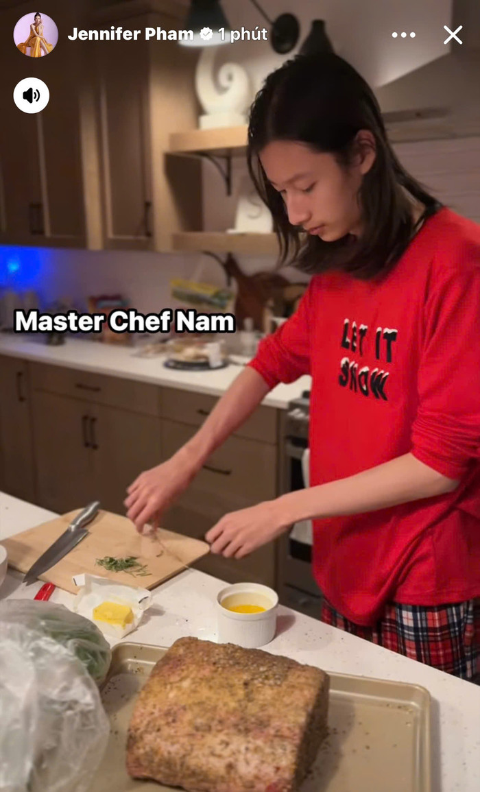 Bảo Nam trổ tài nấu ăn. Ảnh: FBNV