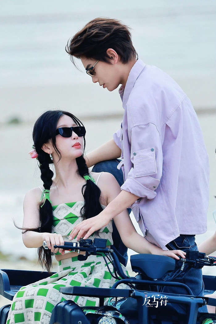 Tương tác đời thường quá tình tứ và tự nhiên khiến nhiều người tin giữa hai diễn viên có chuyện phim giả tình thật.