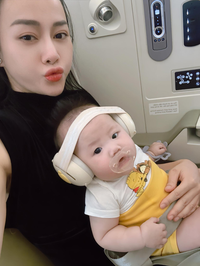 Showbiz 24h: Phương Oanh đưa cả hai con vào thành phố Hồ Chí Minh để tiện chăm sóc, tập luyện. Ảnh: FBNV