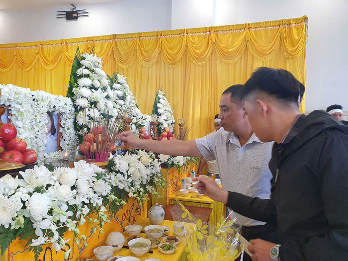 Người dân đến đưa tiễn các nạn nhân về nơi an nghỉ cuối cùng. Ảnh: Dân Việt