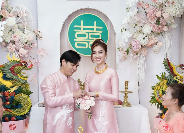 Hồ Quang Hiếu và bạn gái đã tổ chức lễ ăn hỏi. Ảnh: FBNV