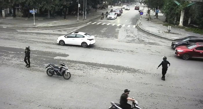 Nhóm người này mặc đồng phục 'điều tiết giao thông' và đi mô tô.