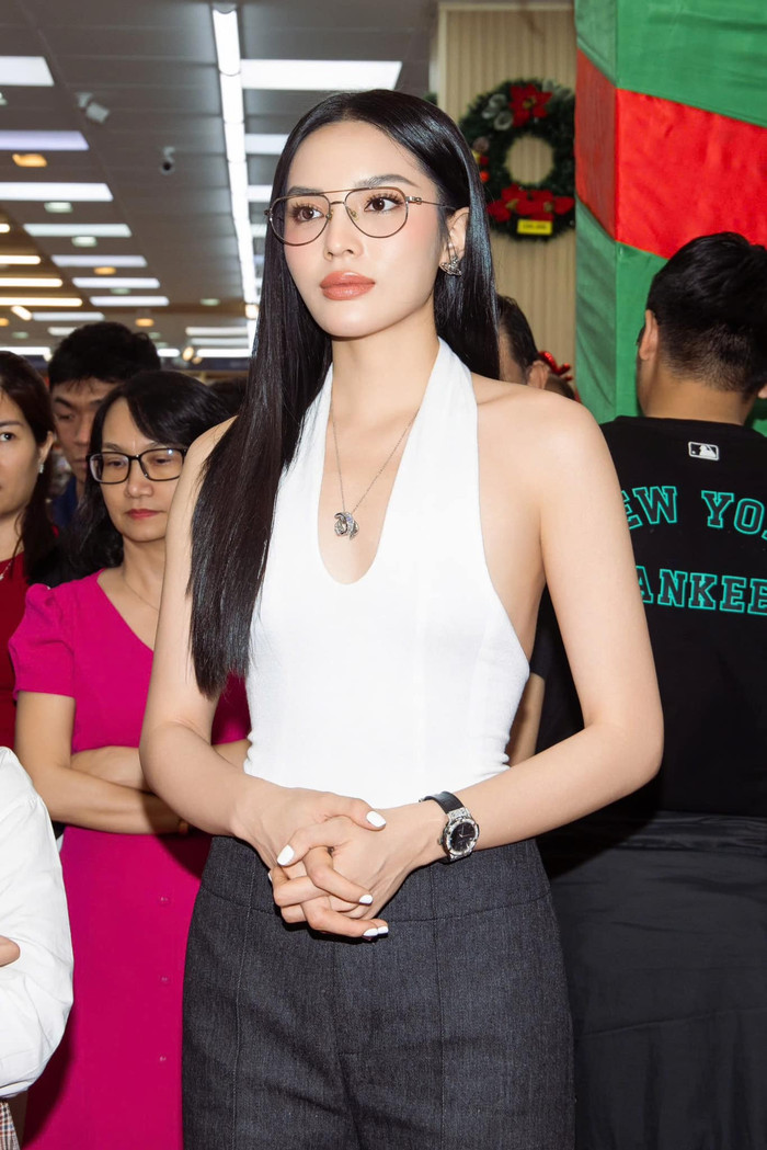 Hoa hậu Kỳ Duyên trong buổi ký tặng sách.