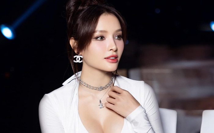 Phương Trinh Jolie mặc váy mỏng tang, tiết lộ thời gian sinh lần ba Ảnh 2