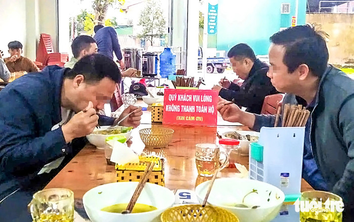 Hàng ngày có rất nhiều khách đến đây ăn. Ảnh: Lê Minh/Báo Tuổi trẻ.