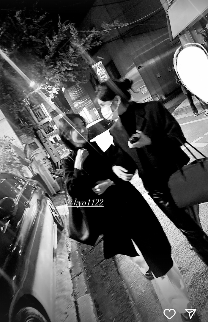 Suzy sau đó cũng chủ động đăng tải ảnh chụp chung với Song Hye Kyo và gắn thẻ người chị thân thiết. Ảnh: Instagram skuukzky