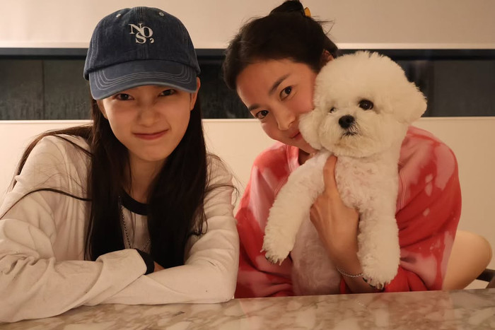 Suzy được Song Hye Kyo mời đến chơi tại nhà riêng. Sau đó nữ diễn viên đã đăng tải ảnh chụp chung với người chị thân thiết trên các tài khoản cá nhân. Ảnh: Instagram skuukzky