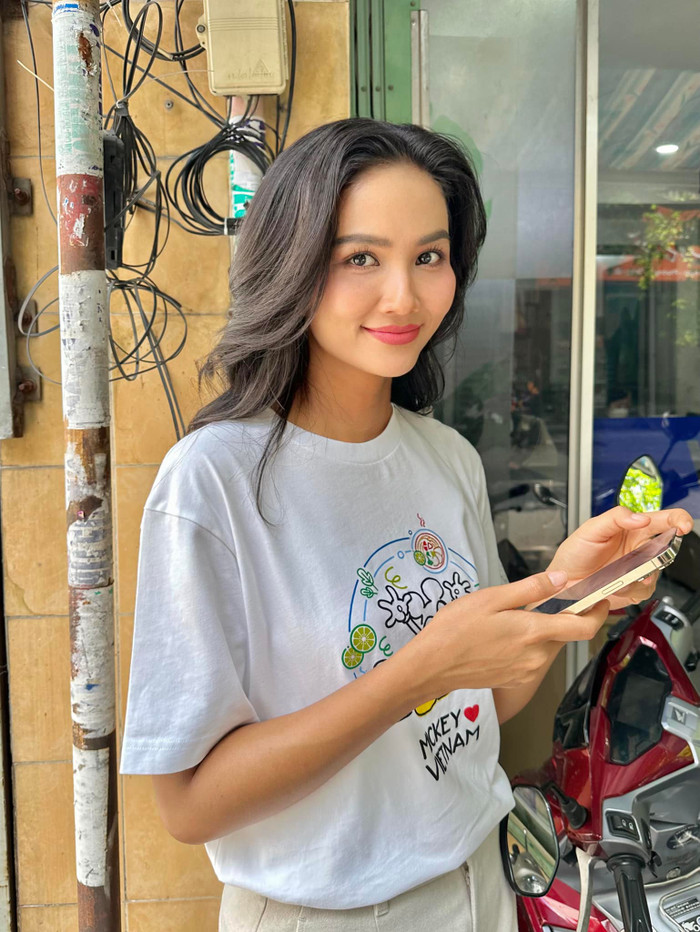 Hoa hậu H’Hen Niê thông báo sắp ra phim mới.