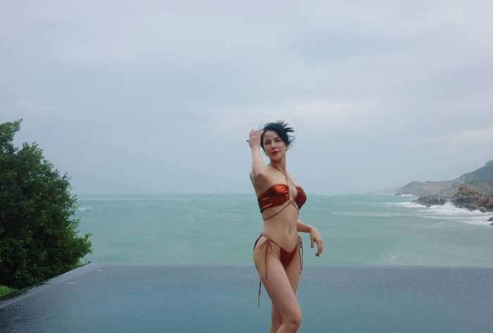 Diệp Lâm Anh khoe vóc dáng mẹ hai con trong bikini bé xíu.