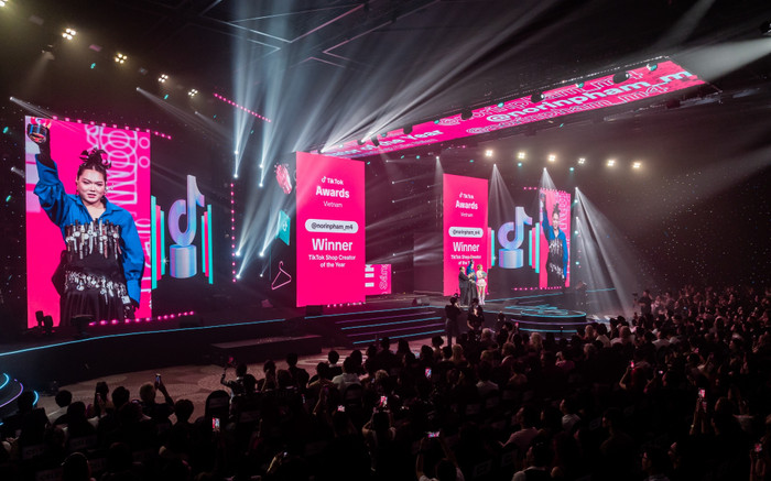 Khoảnh khắc ấn tượng đêm vinh danh TikTok Awards VN 2024: Đỗ Kim Phúc tặng 'quà khủng' cho fan Ảnh 2