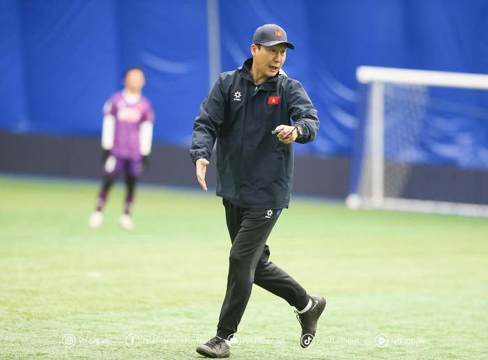 HLV Kim Sang Sik đang cho thấy được trách nhiệm và tinh thần cống hiến với bóng đá Việt Nam. Ảnh: VFF