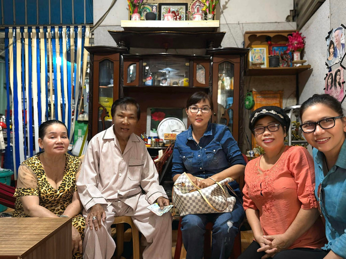 Hình ảnh mới nhất của nghệ sĩ Phương Bình (thứ hai từ bìa trái ảnh) chụp chung với nhóm nghệ sĩ đến thăm tận nhà. Ảnh: FBNV