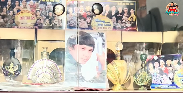 Nghệ sĩ Phương Bình nâng niu những tấm hình mang dấu ấn thời gian, kỉ niệm làm nghề. Ảnh: Sưu tầm