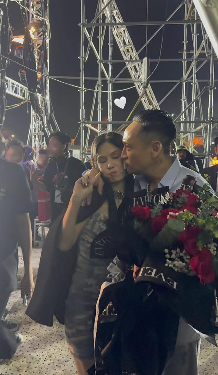 Hình ảnh ca sĩ Duy Mạnh ôm hôn thắm thiết vợ sau liveshow với Tuấn Hưng được con gái chia sẻ.