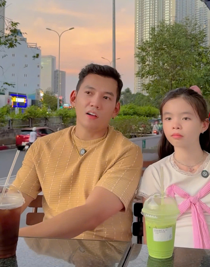 Lý Bình dành nhiều thời gian tâm sự cùng con. Ảnh: Chụp màn hình