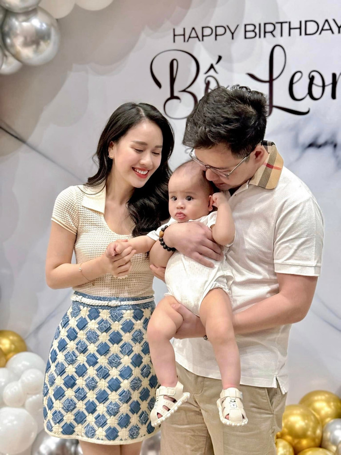 Vợ chồng MC Ngô Mai Phương luôn hết mực yêu thương, quan tâm con trai. Ảnh: FBNV
