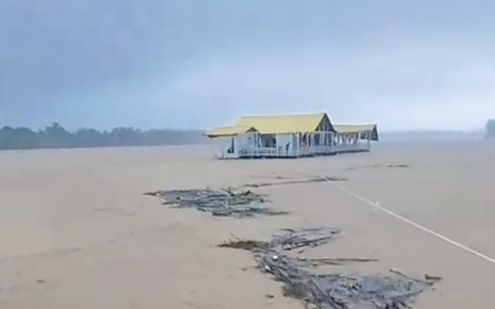 Nhà hàng bị lũ cuốn trôi ra sát biển, người chủ mất trắng gần 7 tỷ đồng Ảnh 2