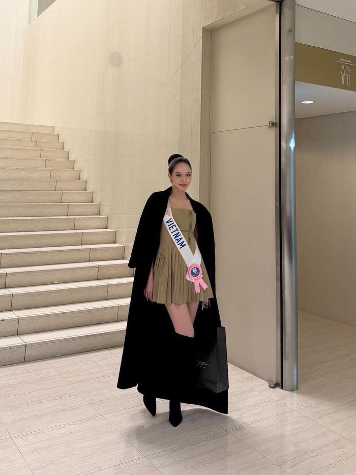 Váy cúp ngực dáng ngắn là 'item' được Hoa hậu Thanh Thủy ưu ái hơn cả khi tham gia những hoạt động xoay quanh khuôn khổ cuộc thi Miss International 2024. Thiết kế này giúp cô 'trưng trổ' tối đa 'cặp kiếm Nhật' nuột nà, trắng sáng 1m1. Hoa hậu Thanh Thủy phối cùng áo khoác blazer dài và boot cao cổ chất liệu nhung để tăng thêm phần thời thượng đồng thời giữ ấm cơ thể khi thời tiết chuyển lạnh.