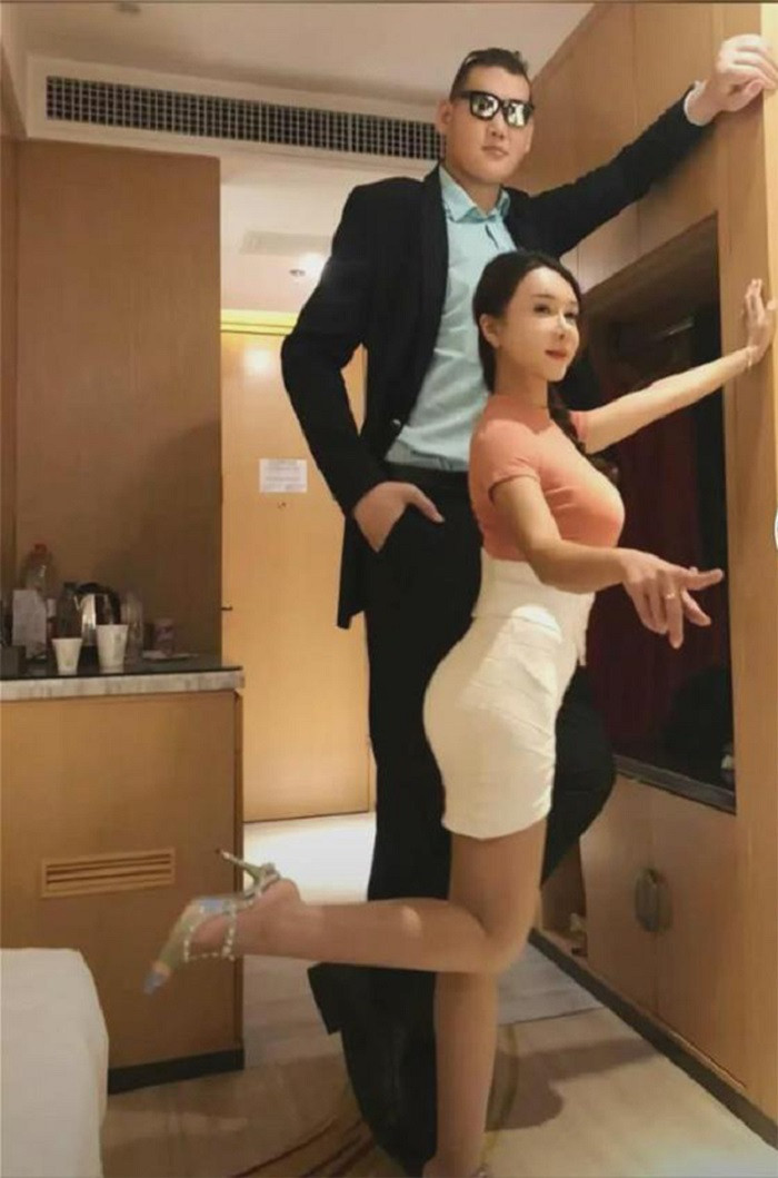 Sau khi bỏ chồng lùn, Cung Nguyệt Phi đã kết hôn với một người đàn ông khổng lồ.