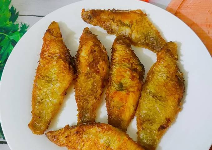 Đặc sản cá mó chiên giòn.