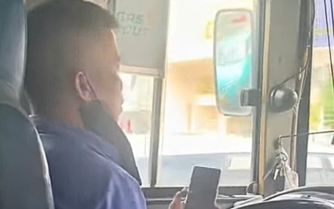 Tài xế xe buýt vừa lái xe vừa bấm điện thoại khiến hành khách bức xúc và cái kết Ảnh 2