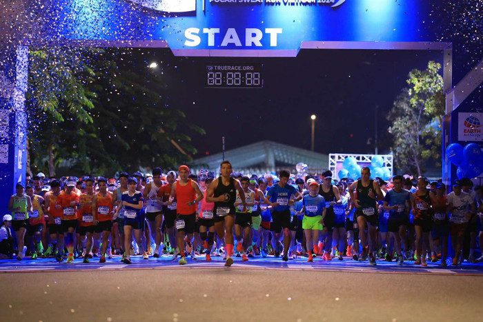 Nhiều người TPHCM xuất phát giải chạy ngay trong đêm.