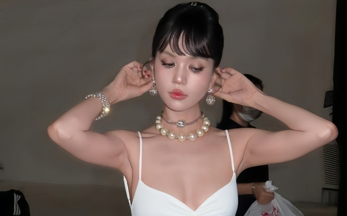Ngọc Trinh quyến rũ với đầm xuyên thấu khoe vòng một nét căng Ảnh 2